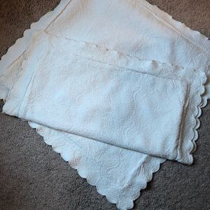 Queen coverlet with Euro shams.